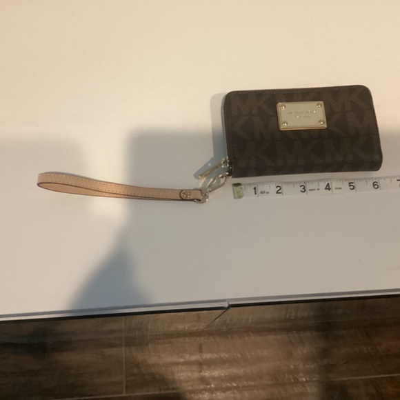 Michael Kors Signature logo Wristlet Wallet - Picture 3 of 11